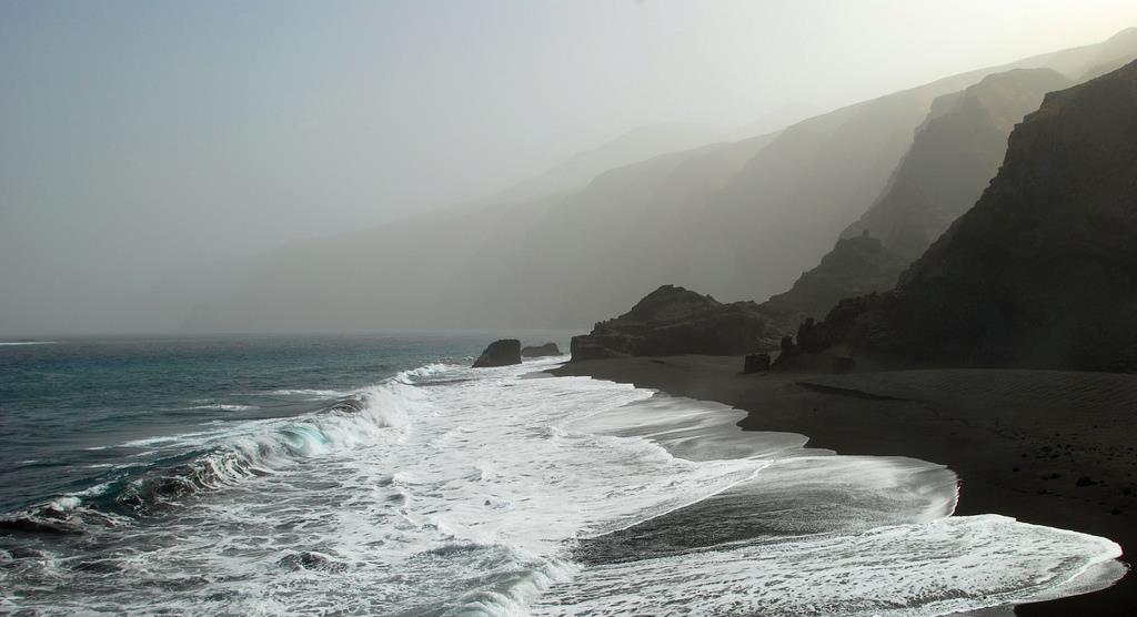 Cap vert ile de fogo plage sable noir