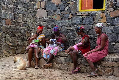 Femme souriante au Cap-Vert — hospitalité et Morabeza
