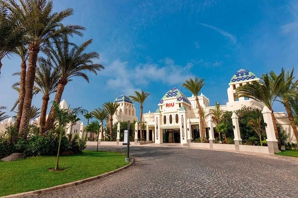 Riu Karamboa, jardins et facade de l'hôtel