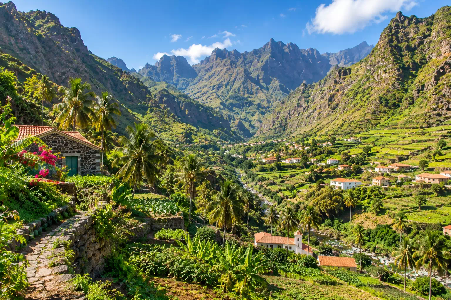 Vallée tropicale entre montagnes escarpées, Cap-Vert