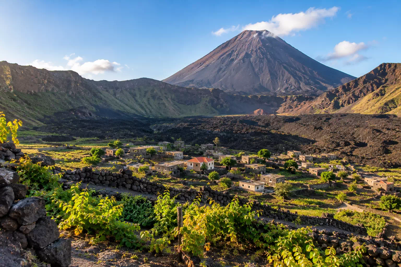 Village volcanique sous un sommet majestueux