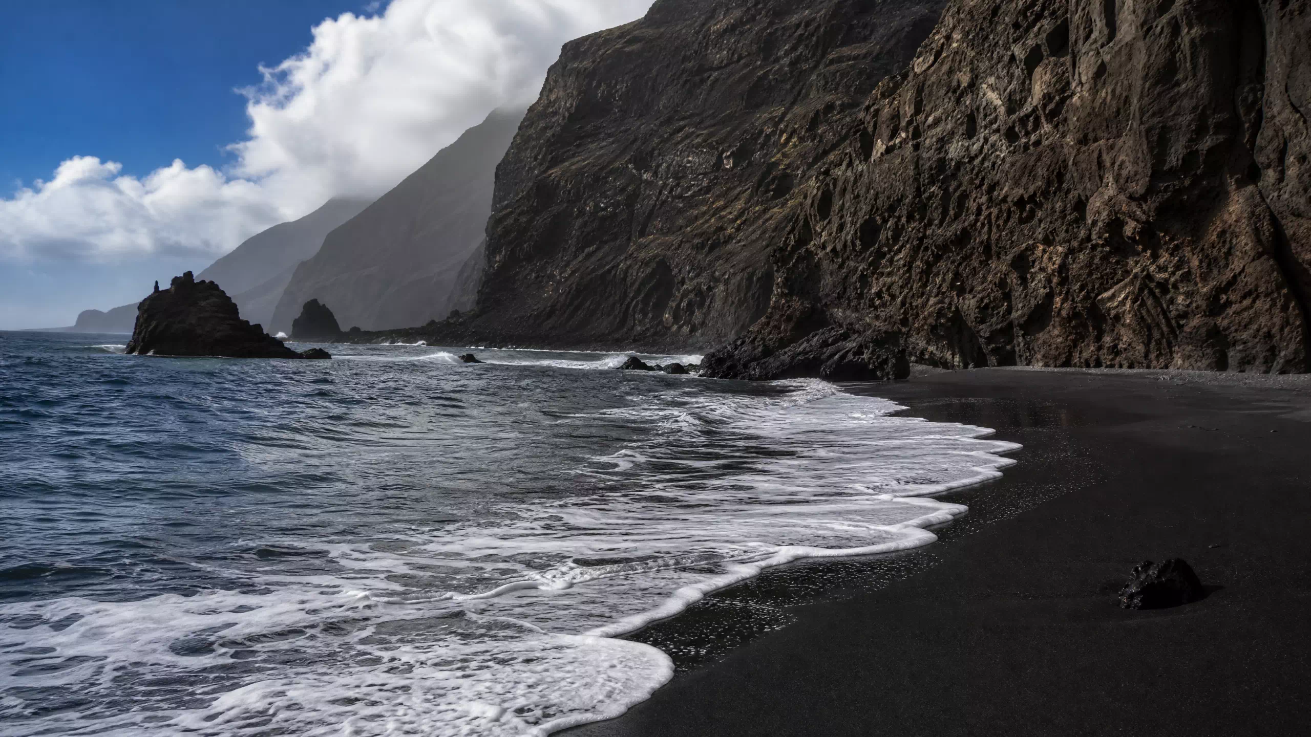 Plage de sable noir sur l'île de Fogo