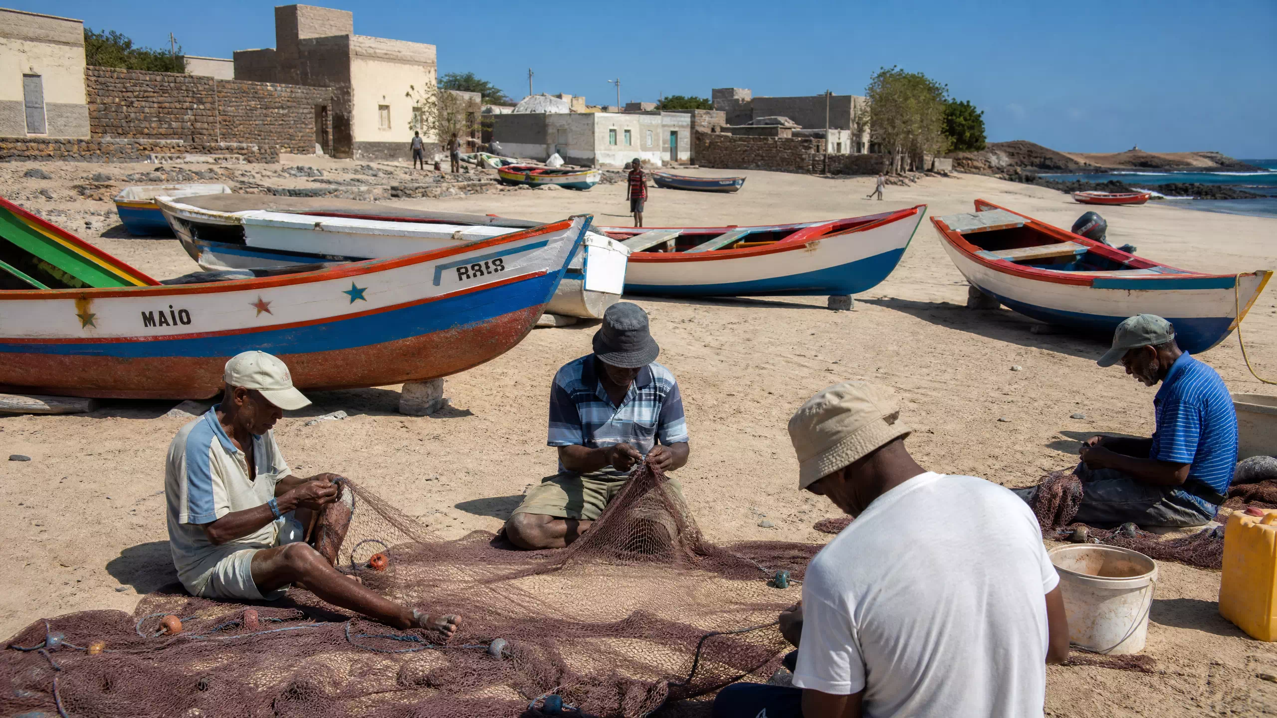 Pêcheurs sur la plage à Maio, Cap-Vert