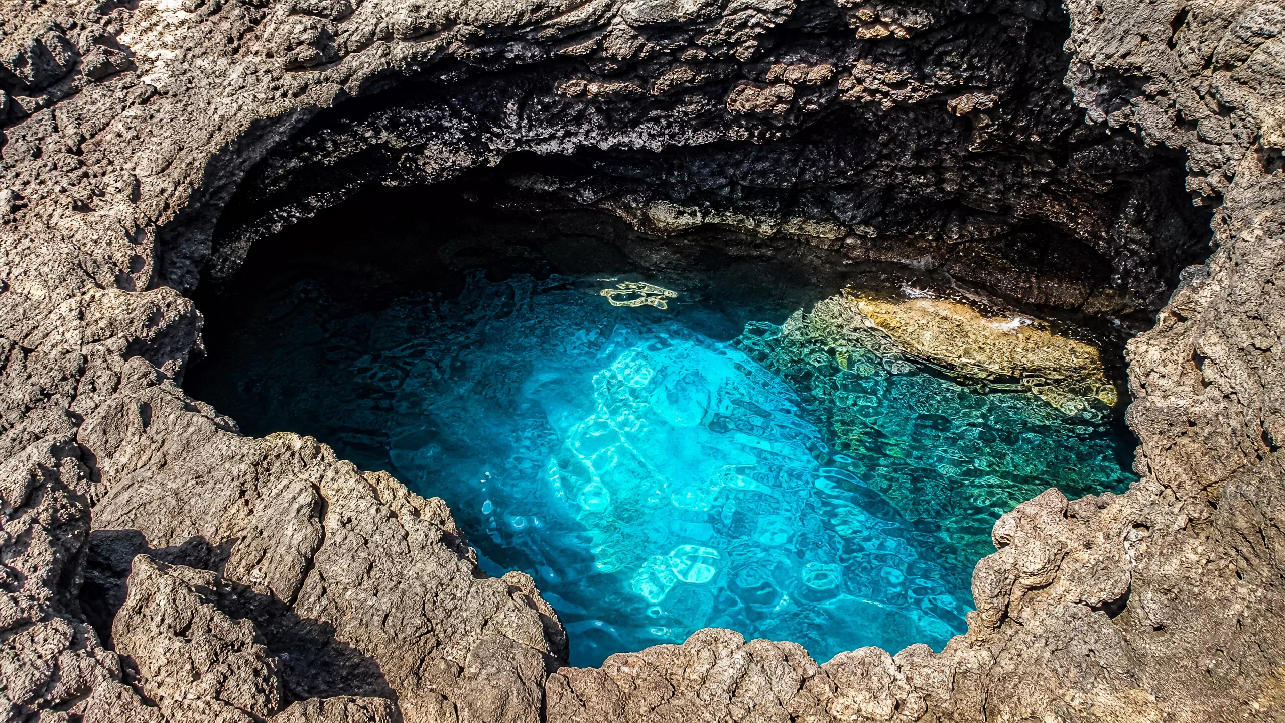 Œil bleu de Buracona sur l'île de Sal au Cap-Vert