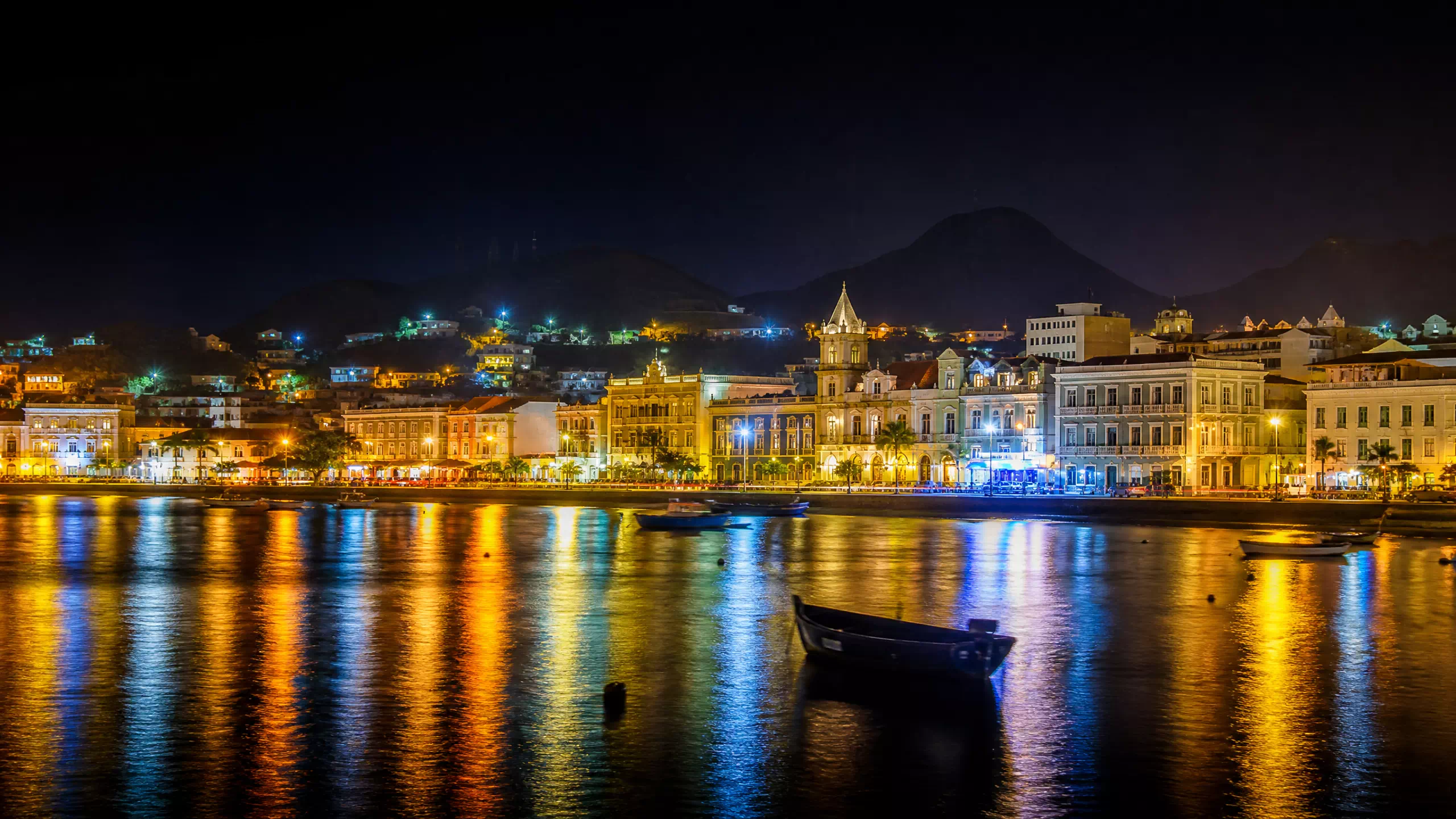 Mindelo de nuit sur l'île de São Vicente, point de départ du circuit trek 3 îles au Cap-Vert