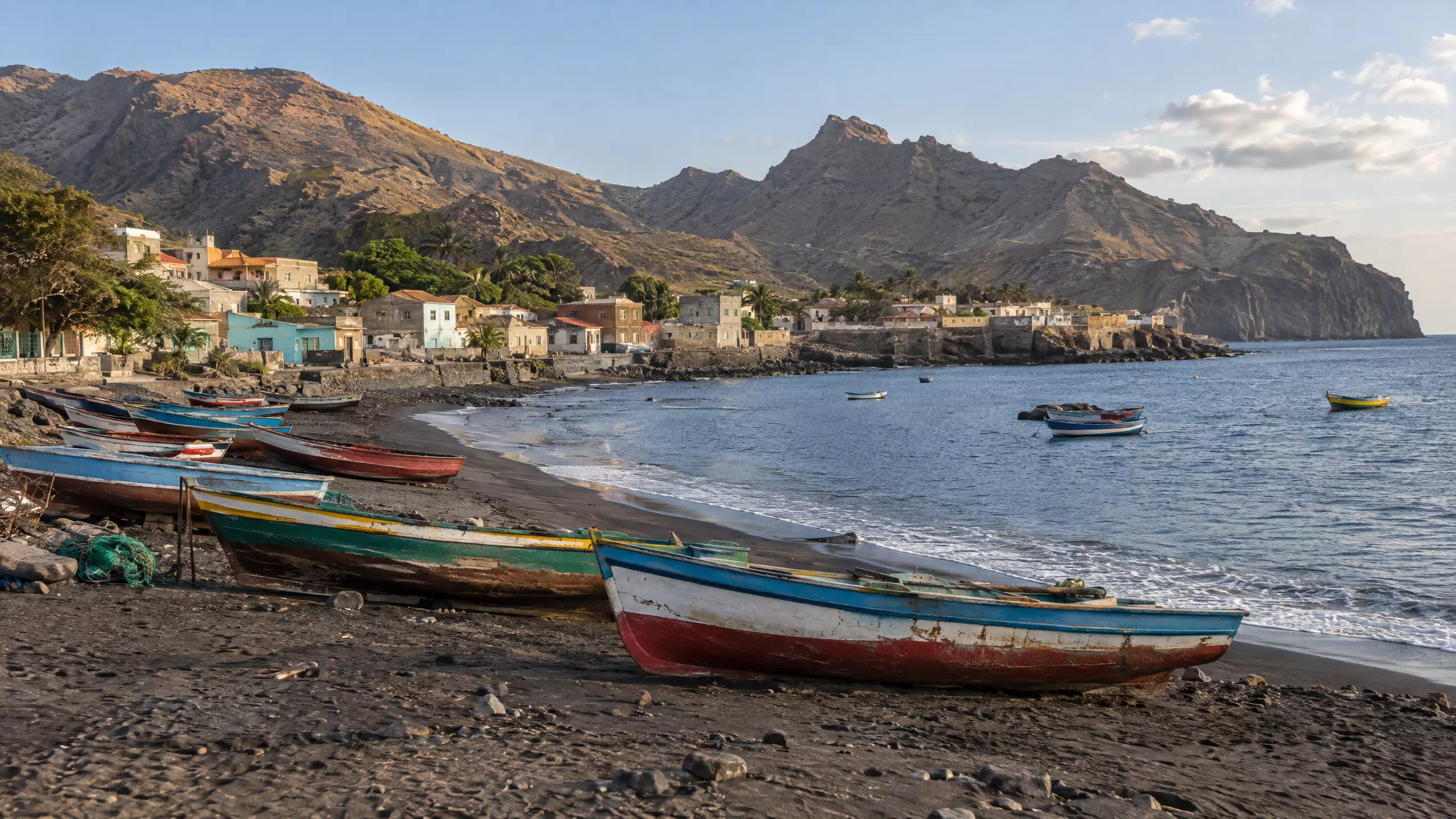Barques de pêcheurs sur la plage de Tarrafal, Santiago