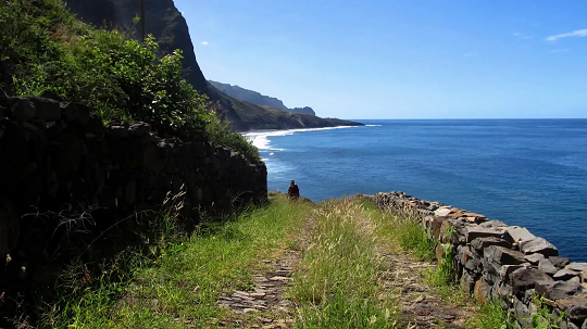 île de Santo Antao montage et mer sur un chemin